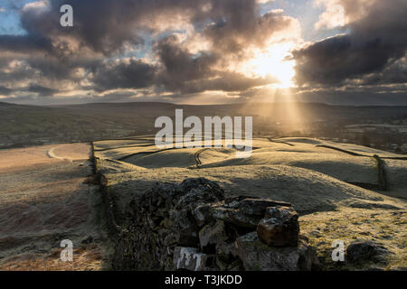 Teesdale, County Durham Regno Unito. Mercoledì 10 Aprile. Regno Unito Meteo. Era una fredda e il pupazzo di neve per iniziare la giornata in Teesdale e come il sole cominciò a salire spettacolari raggi crepuscolari ha cominciato a rastrello attraverso il paesaggio. Credito: David Forster/Alamy Live News Foto Stock