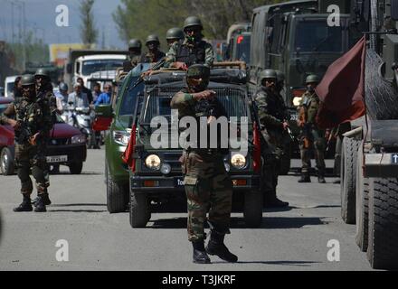 Srinagar Kashmir. 10 apr 2019. 9 aprile 2019 - esercito indiano convoglio passa alla periferia di Srinagar Kashmir il 10 aprile 2019. Il governo indiano ha superato un ordine di vietare il traffico civile da solcare l'autostrada principale nello Stato di Jammu e Kashmir due volte a settimana per il movimento di indiani convogli militari. (Credito Immagine: © Faisal KhanZUMA filo) Credito: ZUMA Press, Inc./Alamy Live News Foto Stock