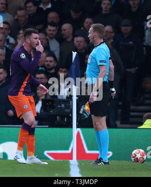 Londra, Regno Unito. 9 Apr 2019. Aymeric Laporte dell uomo città gesti al arbitro assistente durante la UEFA Champions League quarti di finale, la prima gamba corrispondono, Tottenham Hotspur v Manchester City al Tottenham Hotspur Stadium, Londra, Regno Unito. Credito: Mitchell Gunn/ESPA-images/Alamy Live News Foto Stock
