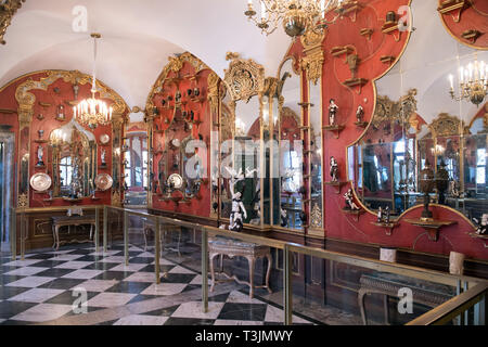 Dresden, Germania. 09Apr, 2019. Il bianco argento spazio nella storica Green Vault nel Palazzo di Dresda del Stato di Dresda collezioni d'arte (SKD). Credito: Sebastian Kahnert/dpa-Zentralbild/ZB/dpa/Alamy Live News Foto Stock