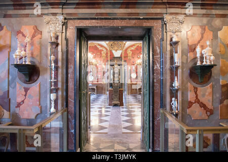 Dresden, Germania. 09Apr, 2019. La vista dalla camera avorio in bianco argento spazio nella storica Green Vault nel Palazzo di Dresda del Stato di Dresda collezioni d'arte (SKD). Credito: Sebastian Kahnert/dpa-Zentralbild/ZB/dpa/Alamy Live News Foto Stock