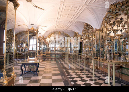 Dresden, Germania. 09Apr, 2019. Il Pretiosensaal nella storica Green Vault nel Palazzo di Dresda del Stato di Dresda collezioni d'arte (SKD). Credito: Sebastian Kahnert/dpa-Zentralbild/ZB/dpa/Alamy Live News Foto Stock