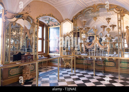 Dresden, Germania. 09Apr, 2019. Il Pretiosensaal nella storica Green Vault nel Palazzo di Dresda del Stato di Dresda collezioni d'arte (SKD). Credito: Sebastian Kahnert/dpa-Zentralbild/ZB/dpa/Alamy Live News Foto Stock