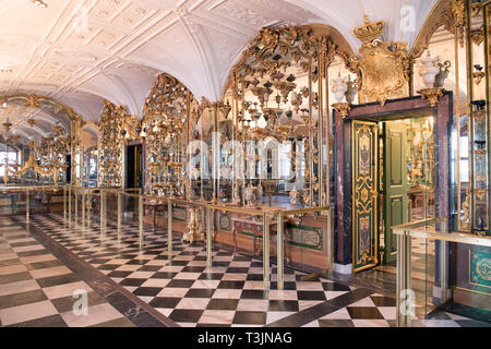 Dresden, Germania. 09Apr, 2019. Il Pretiosensaal nella storica Green Vault nel Palazzo di Dresda del Stato di Dresda collezioni d'arte (SKD). Credito: Sebastian Kahnert/dpa-Zentralbild/ZB/dpa/Alamy Live News Foto Stock