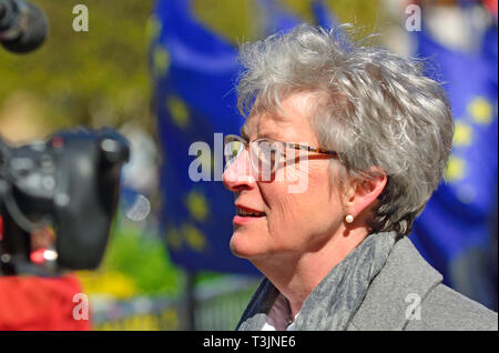 Westminster, Londra, Regno Unito. Il 10 aprile 2019. Sedia del voto lasciare campagna, Gisela STUART - ex manodopera MP - intervistato dalla televisione tedesca su College Green, Westminster Credito: PjrNews/Alamy Live News Foto Stock