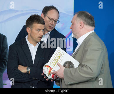 Cristiano Bundescoach PROKOP, Managing Director Mark SCHOBER e DHB Presidente Andreas MICHELMANN (lr) nazionale tedesco di squadra di pallamano visitando il Cancelliere federale nella cancelleria federale a Berlino, in Germania il 08.04.2019. | Utilizzo di tutto il mondo Foto Stock