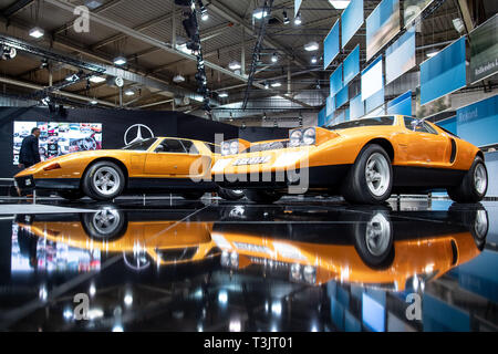 Essen, Germania. Decimo Apr, 2019. I due veicoli Mercedes-Benz C111 dal 1969 (r) e Mercedes-Benz C111-II a partire dal 1970 vengono riflesse nel pavimento della Techno Classica per classic e youngtimers. La fiera mondiale si svolge dal 10 al 14 aprile. Credito: Marcel Kusch/dpa/Alamy Live News Foto Stock