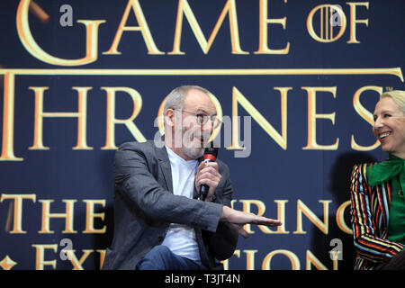 Belfast, Regno Unito. 10 apr 2019. Liam Cunningham, attore (destra) scherzi con Michele Clapton (destra) premiato costumista, mentre si parla con il media sull'apertura del gioco di troni itinerante a Belfast.altamente prevedibile-mostra sarà aperta al pubblico dal 11 aprile al 1 settembre 2019. I visitatori possono esplorare le impostazioni e visualizzare oggetti autentici da un certo numero di scene. Credito: Paolo McErlane/Alamy Live News Foto Stock