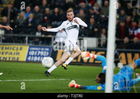 Swansea, Regno Unito. 09Apr, 2019. Oli McBurnie di Swansea City germogli ampia passato Stoke City portiere Butland Jack. EFL Skybet partita in campionato, Swansea City v Stoke City al Liberty Stadium di Swansea, Galles del Sud martedì 9 aprile 2019. Questa immagine può essere utilizzata solo per scopi editoriali. Solo uso editoriale, è richiesta una licenza per uso commerciale. Nessun uso in scommesse, giochi o un singolo giocatore/club/league pubblicazioni. Credito: Andrew Orchard fotografia sportiva/Alamy Live News Foto Stock