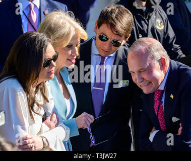 Washington DC, Stati Uniti d'America. Decimo Apr, 2019. Da sinistra a destra: segretario stampa della Casa Bianca Sarah Huckabee Sanders, Senior Counsellor Kellyanne Conway, Casa Bianca il vice segretario stampa Hogan Gidley e direttore del Consiglio nazionale economico Larry Kudlow stringersi come presidente degli Stati Uniti Trump rende commento e risponde alle domande dei media come egli si diparte la South Lawn della Casa Bianca a Washington DC per un giorno di attività in San Antonio, Texas e Houston, Texas, il 10 aprile 2019. Credito: Ron Sachs/CNP | Utilizzo di credito in tutto il mondo: dpa/Alamy Live News Foto Stock