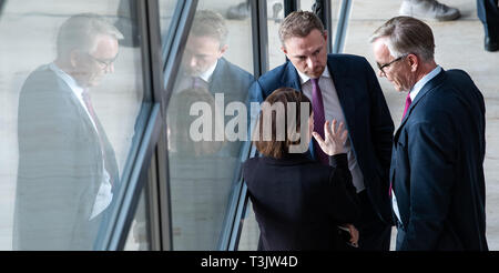 Berlino, Germania. Decimo Apr, 2019. Katrin Göring-Eckardt (l-r), presidentessa del Bündnis 90/Die Grünen gruppo parlamentare, Christian Lindner, Presidentessa della FDP gruppo parlamentare, e Dietmar Bartsch, Presidentessa della Die Linke partito gruppo parlamentare, parlare durante la sessione plenaria del Bundestag tedesco presso la porta della sala plenaria. I deputati devono votare dal salto di montone su una moto con l'FDP per chiamare il Ministro federale degli Interni, Casa e costruzione, Seehofer, alla sessione corrente. Credito: dpa picture alliance/Alamy Live News Credito: dpa picture alliance/Alamy Live Foto Stock