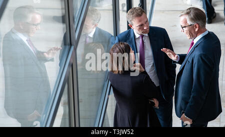 Berlino, Germania. Decimo Apr, 2019. Katrin Göring-Eckardt (l-r), presidentessa del Bündnis 90/Die Grünen gruppo parlamentare, Christian Lindner, Presidentessa della FDP gruppo parlamentare, e Dietmar Bartsch, Presidentessa della Die Linke partito gruppo parlamentare, parlare durante la sessione plenaria del Bundestag tedesco presso la porta della sala plenaria. I deputati devono votare dal salto di montone su una moto con l'FDP per chiamare il Ministro federale degli Interni, Casa e costruzione, Seehofer, alla sessione corrente. Credito: dpa picture alliance/Alamy Live News Credito: dpa picture alliance/Alamy Live Foto Stock