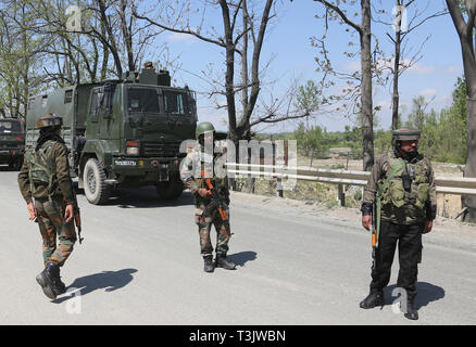 Srinagar, Indiano-controllato del Kashmir. Decimo Apr, 2019. Paramilitari indiano troopers arrestare il traffico civile durante il blocco di protezione sulla autostrada nella periferia di Srinagar city, la capitale estiva di Indiano-Kashmir controllata, 10 aprile 2019. Traffico civile non è consentita su autostrada in indiano-Kashmir controllato per due giorni in una settimana (domenica e mercoledì) durante il prossimo in India elezioni generali, hanno detto i funzionari. Credito: Javed Dar/Xinhua/Alamy Live News Foto Stock