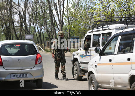 Srinagar, Indiano-controllato del Kashmir. Decimo Apr, 2019. Un indiano trooper paramilitari smette di traffico civile durante il blocco di protezione sulla autostrada nella periferia di Srinagar city, la capitale estiva di Indiano-Kashmir controllata, 10 aprile 2019. Traffico civile non è consentita su autostrada in indiano-Kashmir controllato per due giorni in una settimana (domenica e mercoledì) durante il prossimo in India elezioni generali, hanno detto i funzionari. Credito: Javed Dar/Xinhua/Alamy Live News Foto Stock