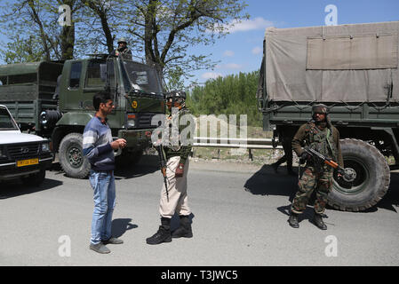 Srinagar, Indiano-controllato del Kashmir. Decimo Apr, 2019. Paramilitari indiano troopers arrestare il traffico civile durante il blocco di protezione sulla autostrada nella periferia di Srinagar city, la capitale estiva di Indiano-Kashmir controllata, 10 aprile 2019. Traffico civile non è consentita su autostrada in indiano-Kashmir controllato per due giorni in una settimana (domenica e mercoledì) durante il prossimo in India elezioni generali, hanno detto i funzionari. Credito: Javed Dar/Xinhua/Alamy Live News Foto Stock