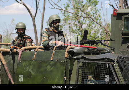 Srinagar, Indiano-controllato del Kashmir. Decimo Apr, 2019. Paramilitari indiano troopers arrestare il traffico civile durante il blocco di protezione sulla autostrada nella periferia di Srinagar city, la capitale estiva di Indiano-Kashmir controllata, 10 aprile 2019. Traffico civile non è consentita su autostrada in indiano-Kashmir controllato per due giorni in una settimana (domenica e mercoledì) durante il prossimo in India elezioni generali, hanno detto i funzionari. Credito: Javed Dar/Xinhua/Alamy Live News Foto Stock