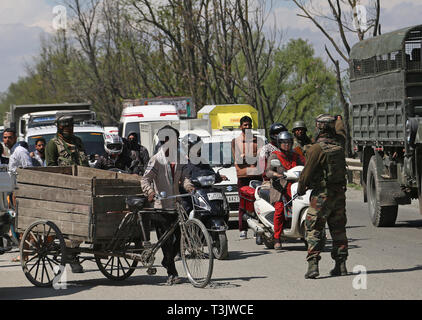 Srinagar, Indiano-controllato del Kashmir. Decimo Apr, 2019. Paramilitari indiano troopers arrestare il traffico civile durante il blocco di protezione sulla autostrada nella periferia di Srinagar city, la capitale estiva di Indiano-Kashmir controllata, 10 aprile 2019. Traffico civile non è consentita su autostrada in indiano-Kashmir controllato per due giorni in una settimana (domenica e mercoledì) durante il prossimo in India elezioni generali, hanno detto i funzionari. Credito: Javed Dar/Xinhua/Alamy Live News Foto Stock