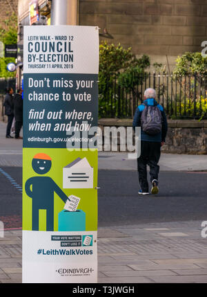 Leith Walk, UK 10 aprile 2019. Leith Walk Consiglio By-Election. Un poster al di fuori del reparto seggi a Pilrig St Paul's Church Hall incoraggia i residenti di voto. La procedura di elezione avrà luogo domani giovedì 11 aprile. I campi di elezione 11 i candidati, compreso il primo candidato per la per la Gran Bretagna il movimento in Scozia, Paolo Stirling. Per la Gran Bretagna è stata fondata da ex UKIP candidato leadership Anne Marie acque Foto Stock