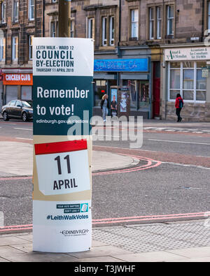 Leith Walk, UK 10 aprile 2019. Leith Walk Consiglio By-Election. Un poster al di fuori del reparto seggi a Pilrig St Paul's Church Hall incoraggia i residenti di voto. La procedura di elezione avrà luogo domani giovedì 11 aprile. I campi di elezione 11 i candidati, compreso il primo candidato per la per la Gran Bretagna il movimento in Scozia, Paolo Stirling. Per la Gran Bretagna è stata fondata da ex UKIP candidato leadership Anne Marie acque Foto Stock