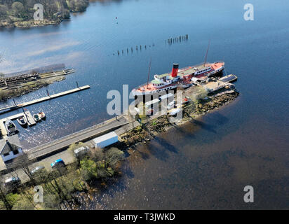 Balloch Country Park, Regno Unito. Decimo Apr, 2019. Splendido sole primaverile a Balloch Castle Country Park Da Loch Lomond. Cameriera del Loch si siede da Duncan Mills Memorial uno scalo. Credito: ALAN OLIVER/Alamy Live News Foto Stock