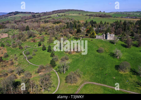 Balloch Country Park, Regno Unito. Decimo Apr, 2019. Splendido sole primaverile a Balloch Castle Country Park Da Loch Lomond. Credito: ALAN OLIVER/Alamy Live News Foto Stock