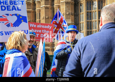 Westminster, Londra, UK, 10 aprile 2019. Pro e contro manifestanti Brexit rally al di fuori le case o il parlamento di Westminster, come Theresa Maggio è ancora una volta a Bruxelles a negoziare su una estensione Brexit. Alcuni proteters entrare in un dibattito. Credito: Imageplotter/Alamy Live News Foto Stock