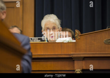 Washington DC, Stati Uniti d'America. Decimo Apr, 2019. Rappresentante degli Stati Uniti Virginia Foxx (Repubblicano della Carolina del Nord) offre una frase di apertura prima dell' inizio del Stati Uniti Segretario di istruzione Betsy DevosÃ- testimonianza davanti alla casa Commissione istruzione e lavoro il 10 aprile 2019. Credito: Stefani Reynolds/CNP Credito: Stefani Reynolds/CNP/ZUMA filo/Alamy Live News Foto Stock