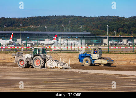 Kloten, Svizzera - 30 Settembre 2016: lavori di costruzione presso l'aeroporto di Zurigo. Aeroporto di Zurigo, conosciuto anche come aeroporto di Kloten, è il più grande ristorante Foto Stock