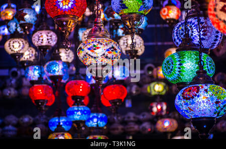 Colorato turco lampada luce Lampadario fare clic dal Gold Souk delle Spezie Dubai Ramadan concetto tradizionale di sfondo delle lampadine di cristallo Foto Stock