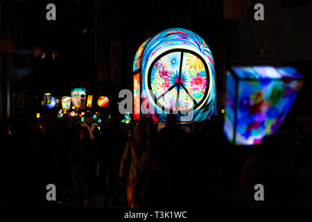 Schneidergasse, Basilea, Svizzera - Marzo 11th, 2019. Close-up di un gruppo carnival marciando nella città vecchia con la loro illuminata lanterna principale Foto Stock