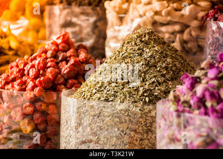 Spezie colorate in spice souk di Dubai, tutte le erbe essiccate dadi di fiori e spezie collezioni Foto Stock