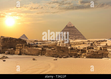 La Piramide di Giza complesso, vista la Grande Sfinge, Egitto Foto Stock