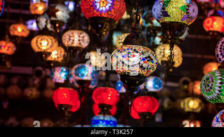 Tradizionale turca Lampadario Lapms belle cristallo lampadine colorate fare clic da dubai Gold Souk Foto Stock