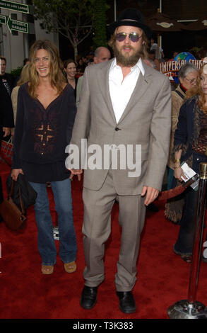 LOS ANGELES, CA. Giugno 06, 2002: Attore BRAD PITT & moglie attrice Jennifer Aniston alla premiere mondiale, a Hollywood, di The Bourne Identity. © Paul Smith / Featureflash Foto Stock