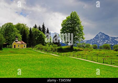 Cappella di Maria Rast, Buckelwiesen, vicino KrÃ¼n, nel Werdenfelser Land, sullo sfondo la Karwendelgebirge, Baviera, Alta Baviera, Germania, Europa Foto Stock