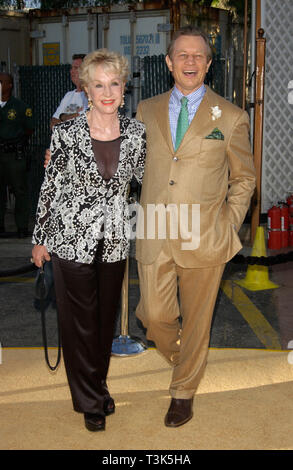 LOS ANGELES, CA. Luglio 22, 2002: Attore MICHAEL YORK & moglie Pat a Hollywood premiere del suo nuovo film Austin Powers in Goldmember. © Paul Smith / Featureflash Foto Stock