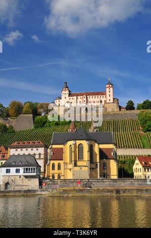 Vista sul Fiume Main per la fortezza di Marienberg in primo piano la chiesa Sankt Burkard, bassa Franconia, Franconia, Baviera, Germania, Europa Foto Stock