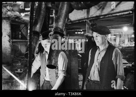 Lavoratori a indossare il vetro flint Opere, Alfred Street, Millfield, Sunderland, 1961. Creatore: Eileen Deste. Foto Stock