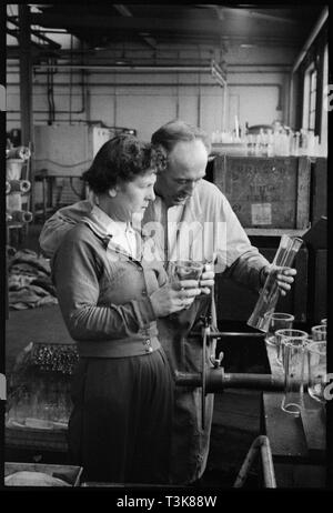 Lavoratori a indossare il vetro flint Opere, Alfred Street, Millfield, Sunderland, 1961. Creatore: Eileen Deste. Foto Stock