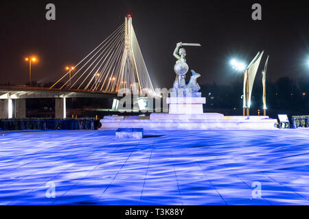 Varsavia, Polonia. Il 6 aprile 2019. Una vista di Mermaid statua a Varsavia nel le luci della notte Foto Stock