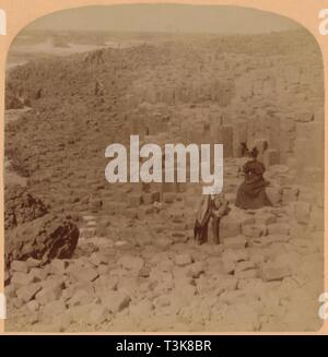 "Magnifico Giant's Causeway, County Antrim, Irlanda", 1899. Creatore: Underwood & Underwood. Foto Stock