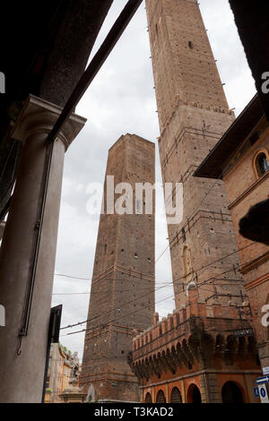 Le due torri pendente di Bologna Foto Stock