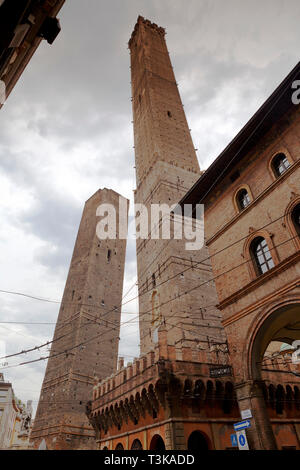 Le due torri pendente di Bologna Foto Stock