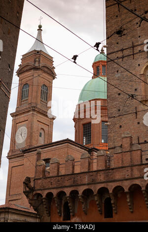 Le due torri pendente di Bologna Foto Stock
