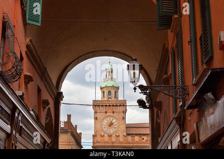 Town Hall, visto attraverso un arco su Via Clavature, Bologna Foto Stock