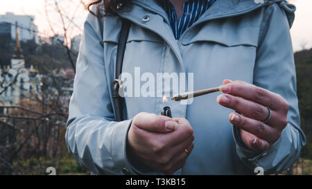 La persona deve tenere la marijuana medica giunto nella sua mano. Fumare marijuana join Foto Stock