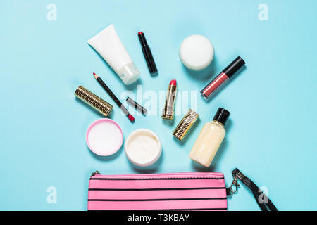 Make up borsa con cosmetici prodotti di bellezza Foto Stock