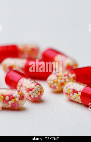 Medicina farmaceutica capsule su sfondo bianco Foto Stock