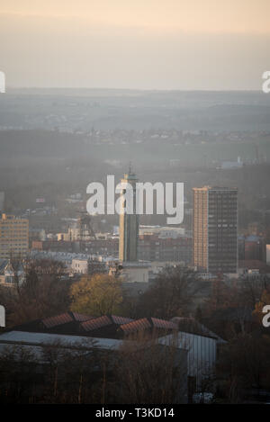 Vista di Nova radnice municipio da Hala Ema hill nella città di Ostrava in Repubblica Ceca durante il fumoso giorni di autunno Foto Stock