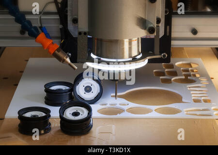 Desktop macchina CNC usato per rendere il modello in scala cerchioni e ruote di plastica ABS materiale. Foto Stock
